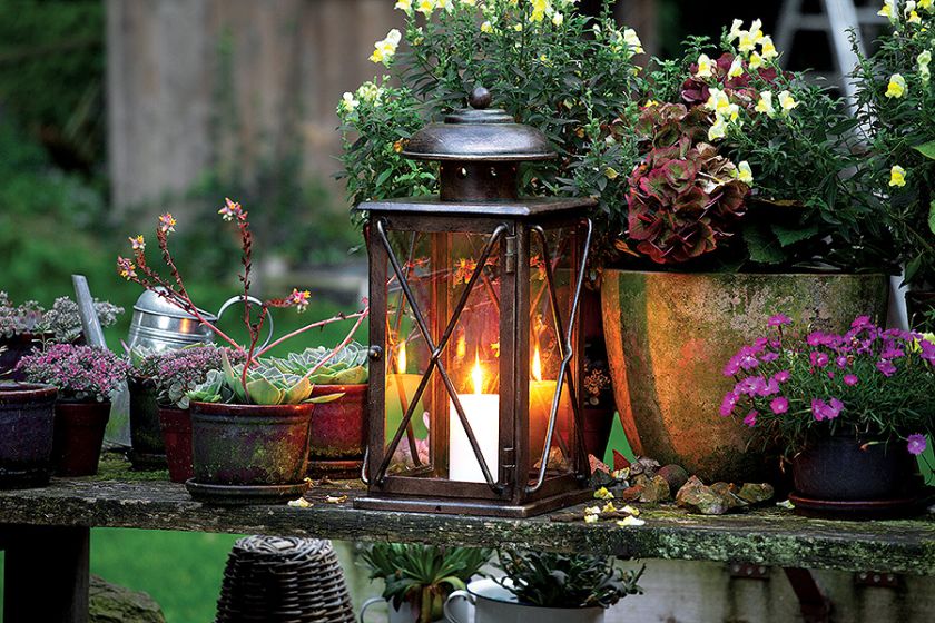 Niekoniecznie musi być elektryczne. W tę latarenkę z firmy Roberts wstawimy świece. Lampa zrobiona jest z kutej stali