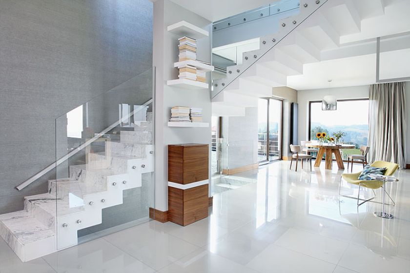 Nieoczywista przydymiona szarość dodała wnętrzom sporo ciepła i odpowiednią dawkę tajemniczości.