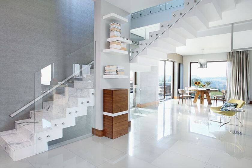 Nieoczywista przydymiona szarość dodała wnętrzom sporo ciepła i odpowiednią dawkę tajemniczości.