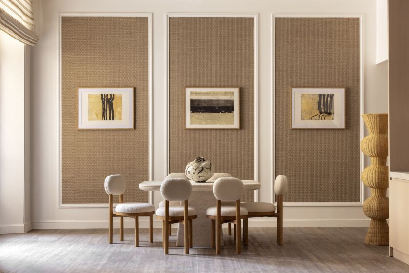 Jadalnia na tle dekoracyjnej ściany