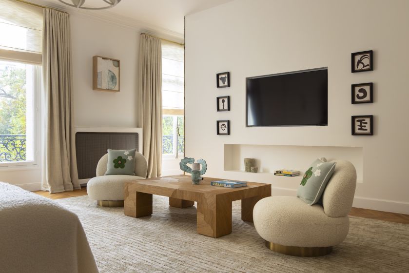 kącik wypoczynkowy z telewizorem w sypialni