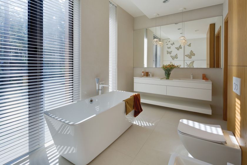 łazienka w drewnie i bieli