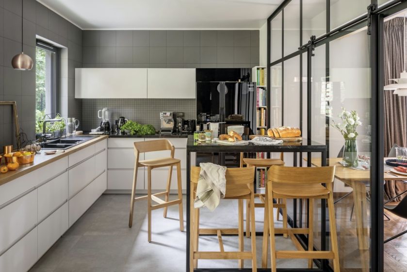 nowoczesna kuchnia z przeszkloną ścianą