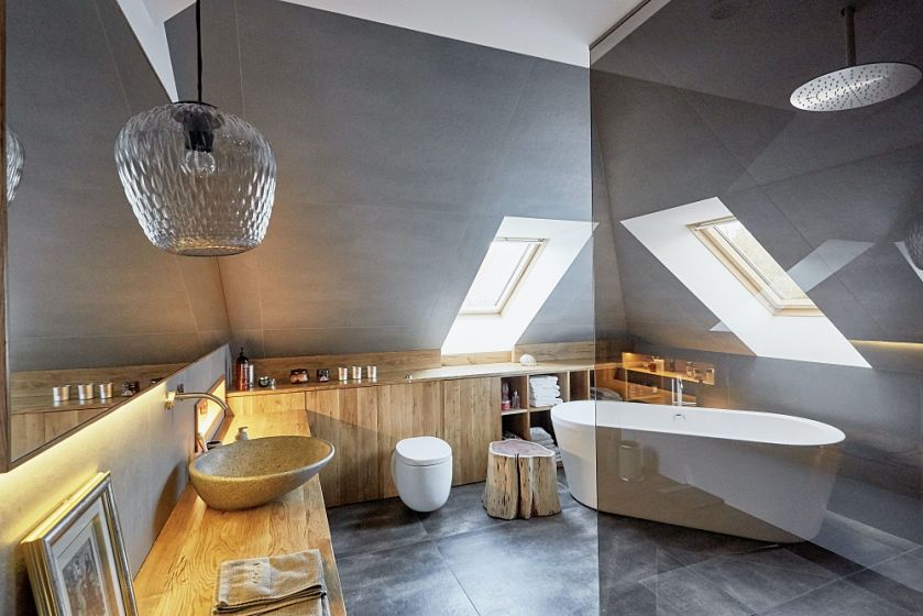nowoczesna łazienka z wanną na poddaszu