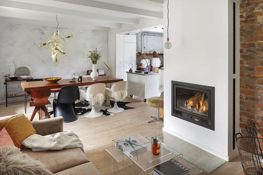 salon w stylu skandynawskim w starym domu