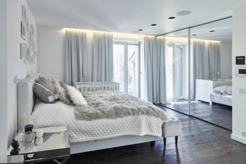 Nowoczesny dom z 65-metrowym tarasem w otulinie Kampinoskiego Parku Narodowego.