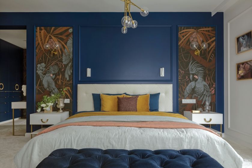 granatowa ściana w sypialni