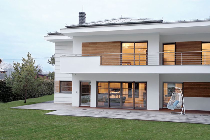 Nowoczesny dom przy lesie. Dom otwarty na las