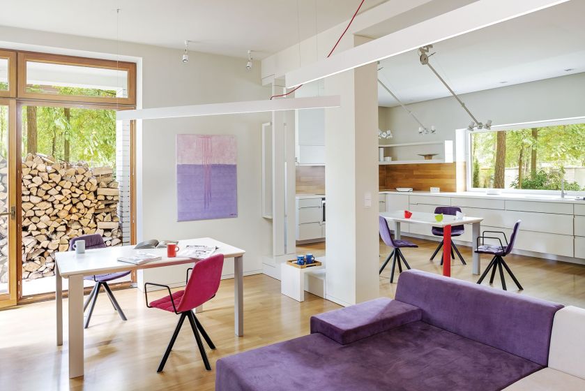 Do relaksu przed kominkiem zamówiono specjalną leżankę.