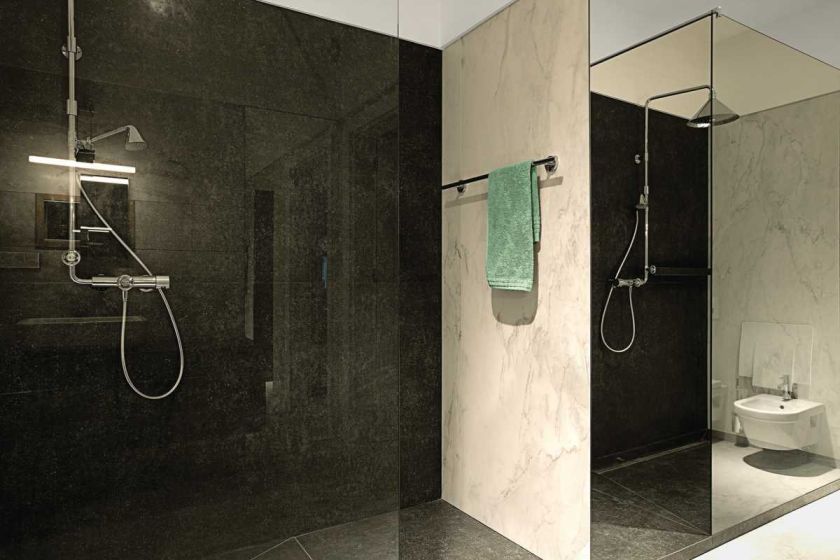 Ten dom w nowoczesnym stylu położony jest wśród brzóz i wygląda pięknie.