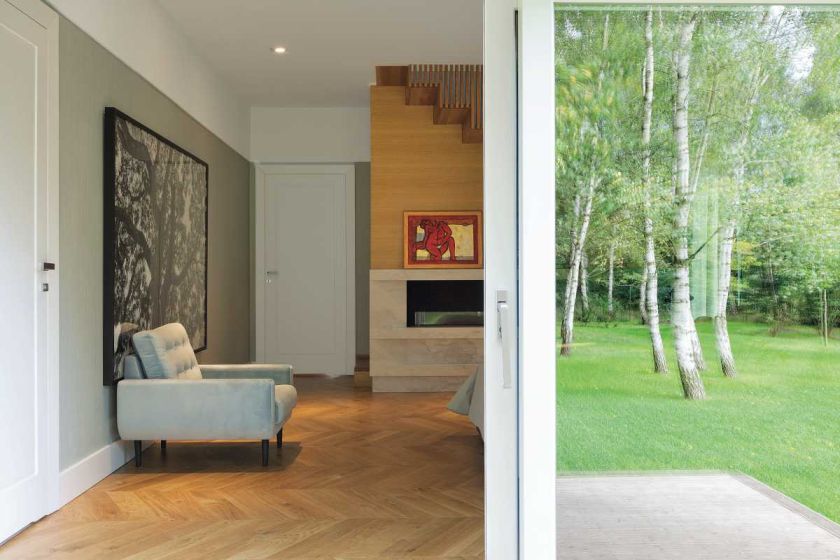 W sypialni w czarnych ramach wisi fotografia Szymona Brodziaka Drzewo , która była początkiem zmian w domu.