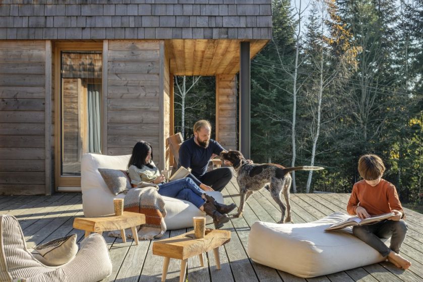 nowoczesny dom wykończony drewnem