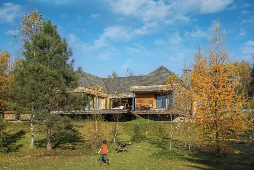 nowoczesny drewniany dom wpisany w krajobraz