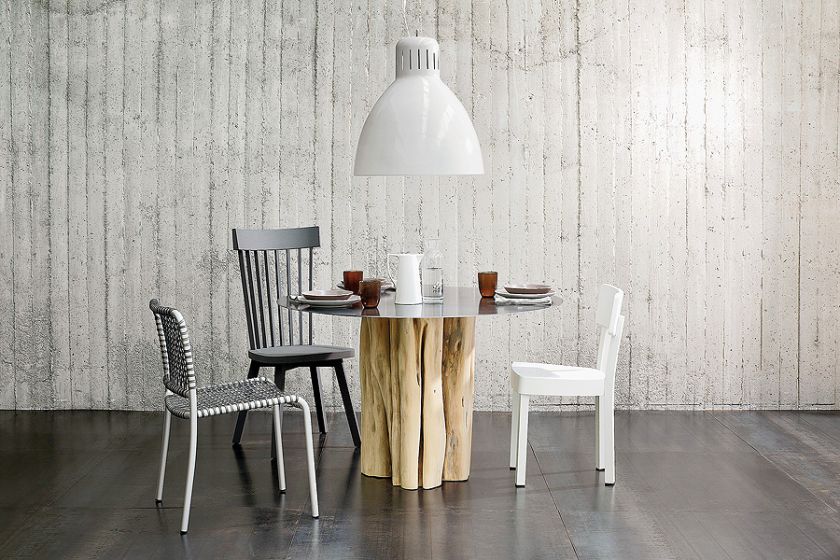 stół z drewnianą nogą