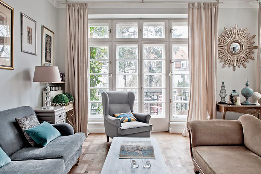 Obok kredensu na 150 talerzy stoi secesyjny stół i francuska konsola.