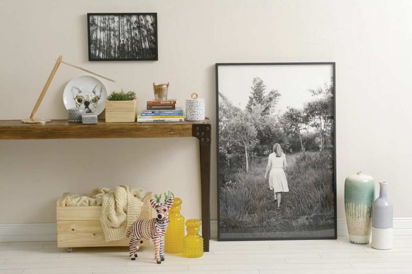 Na podłodze ustawiamy tylko duże zdjęcia i obrazy