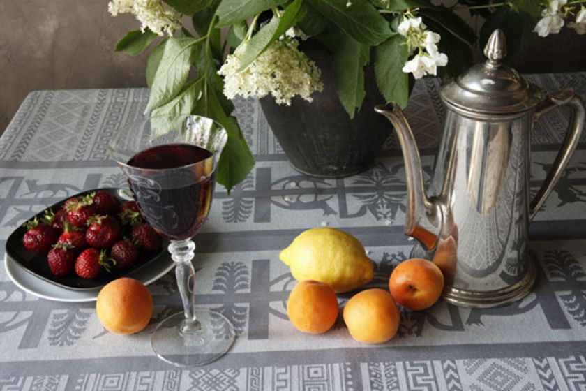 Obrus Las wykonany w starej, szlachetnej i ekskluzywnej technice żakardu. Obrus jest dwustronny. Projektant: Fabriqa