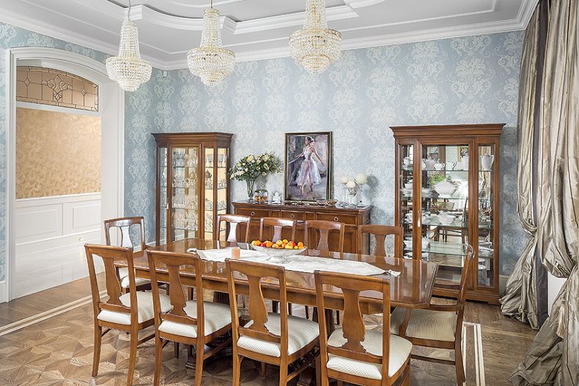 Odbudowany pałacyk zyskał nowy klasyczny wystrój. Znajdziemy tu eleganckie parkiety, antyki, marmury i kryształowe żyrandole.