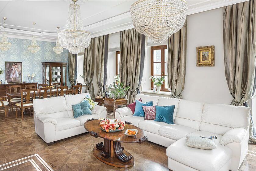 Odbudowany pałacyk zyskał nowy klasyczny wystrój. Znajdziemy tu eleganckie parkiety, antyki, marmury i kryształowe żyrandole.