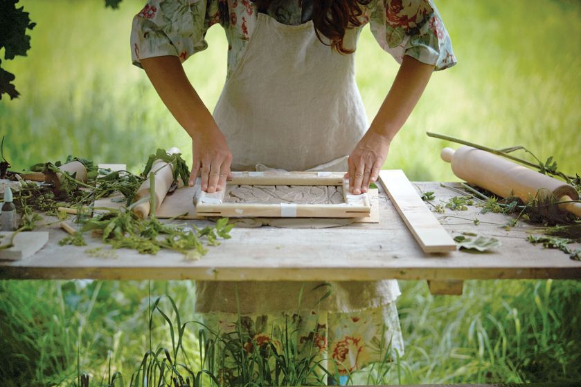 Romę Roman fascynuje eteryczne piękno kwiatów i ziół. Długo zastanawiała się, jak zatrzymać ich przemijanie.