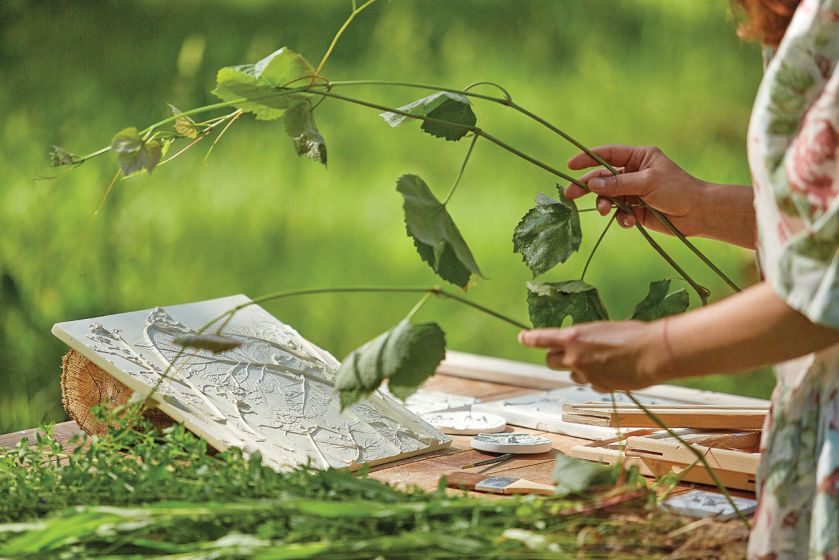 Romę Roman fascynuje eteryczne piękno kwiatów i ziół. Długo zastanawiała się, jak zatrzymać ich przemijanie.
