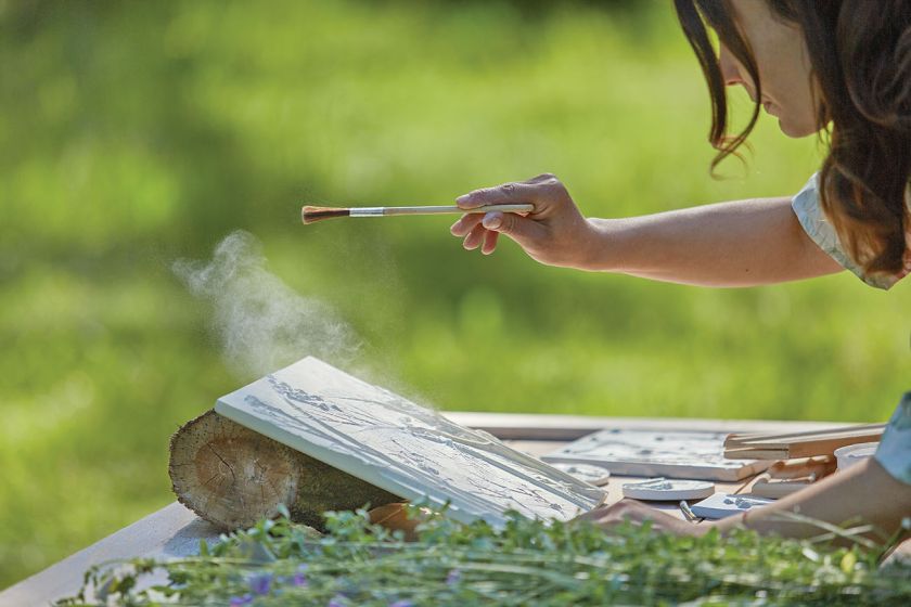 Romę Roman fascynuje eteryczne piękno kwiatów i ziół. Długo zastanawiała się, jak zatrzymać ich przemijanie.