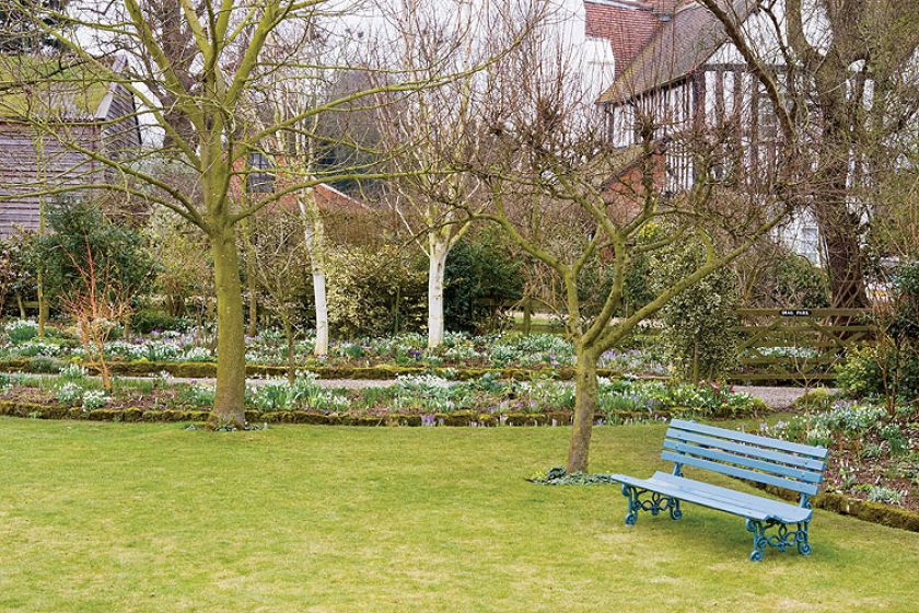 Ograniczone przez kamienne murki, które przez lata zdążyły malowniczo obrosnąć mchem.