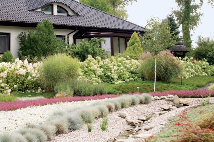 Ogród otacza dom. Wrzosowisko na tarasach