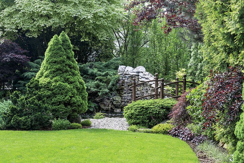 Ogród sprawia wrażenie większego niż w rzeczywistości dzięki lustrom.