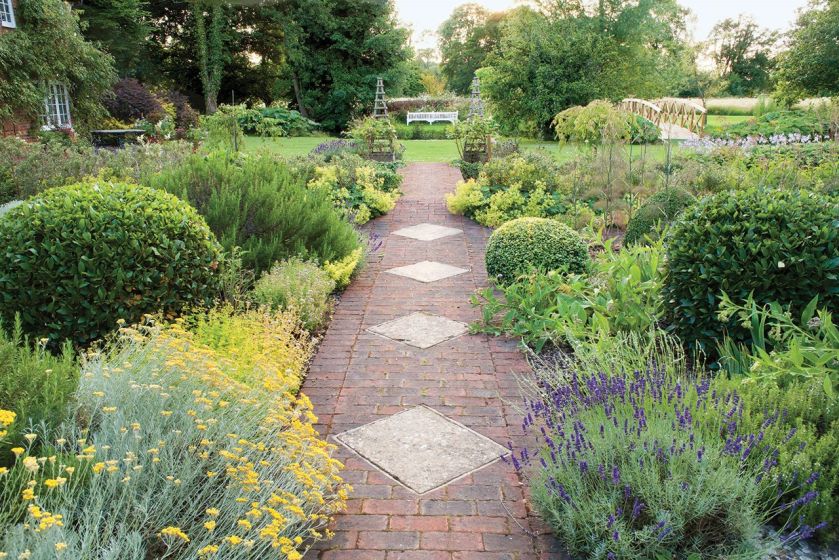 Ten angielski ogród tworzy woda