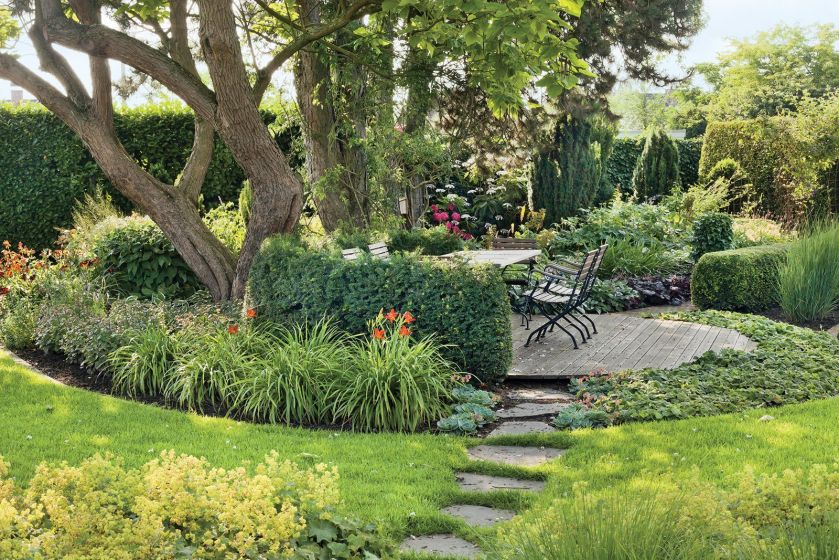 Czy klomby kwiatów we wszystkich barwach tęczy pasują do nowoczesnego domu