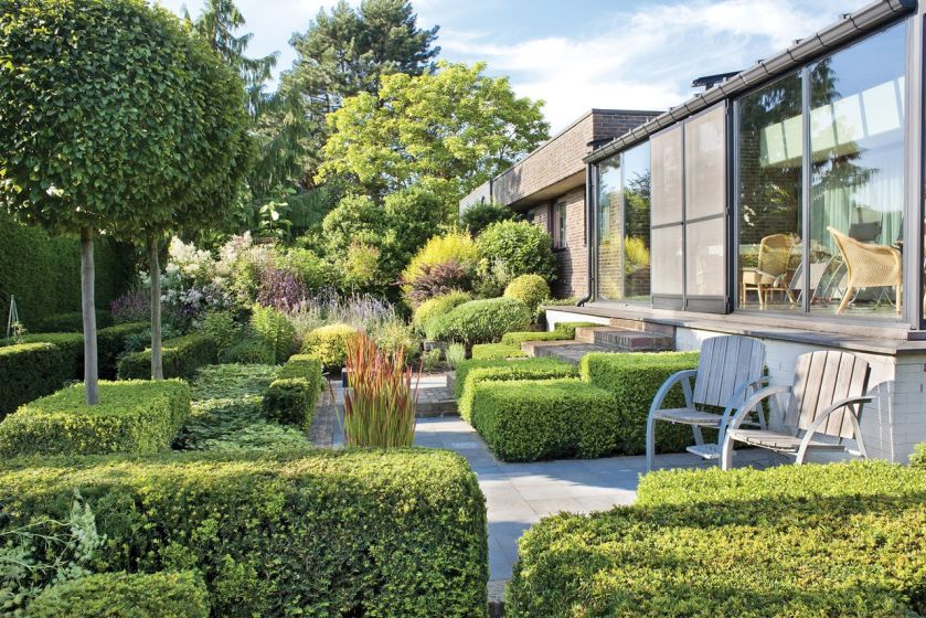 Czy klomby kwiatów we wszystkich barwach tęczy pasują do nowoczesnego domu