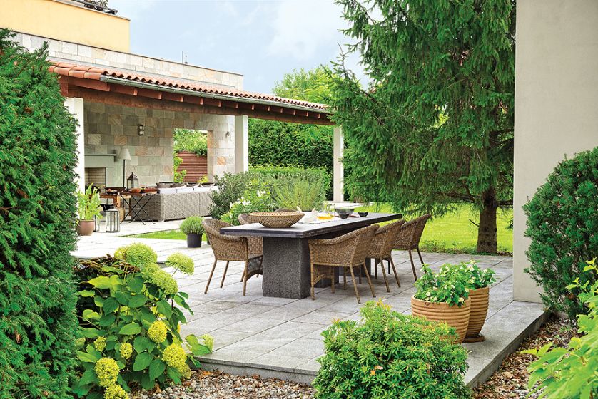 Ogromny kamienny stół jest lustrzanym odbiciem tego stojącego w jadalni.