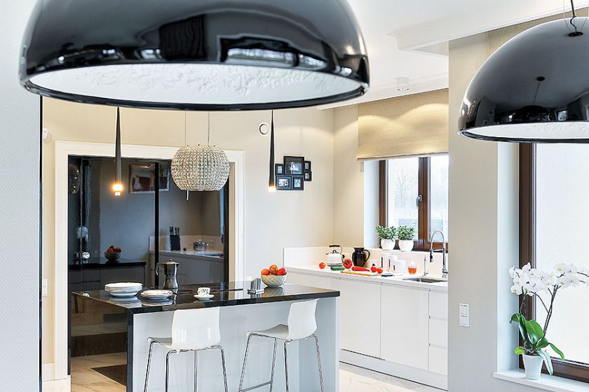 Elegancka i nowoczesna kuchnia wyposażona jest w dizajnerskie sprzęty.