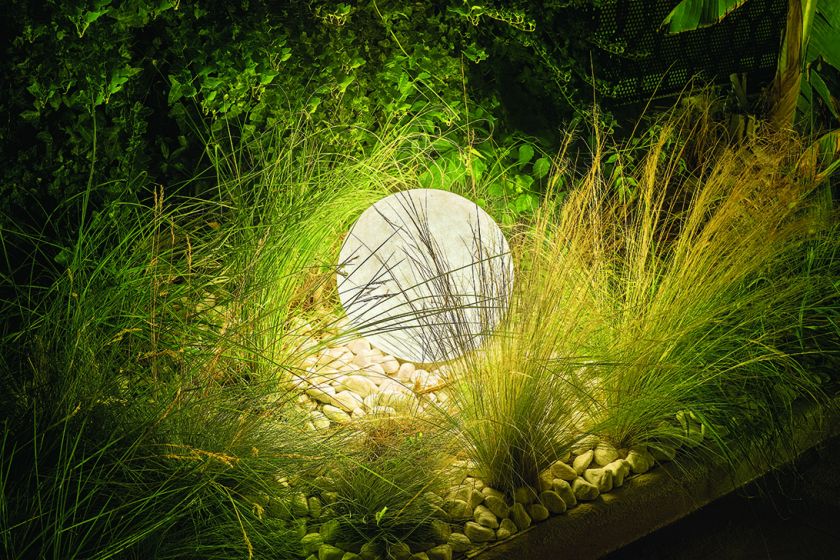 Wybieramy oświetlenie ogrodowe: świecące kształty, lampy i lampiony