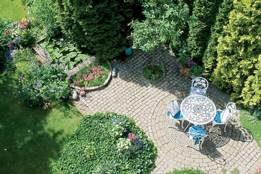 Otoczone klinkierowymi cegłami, na tyle głębokie, że ukochane przez panią Barbarę lilie nie marzną zimą, bo schowane są pod