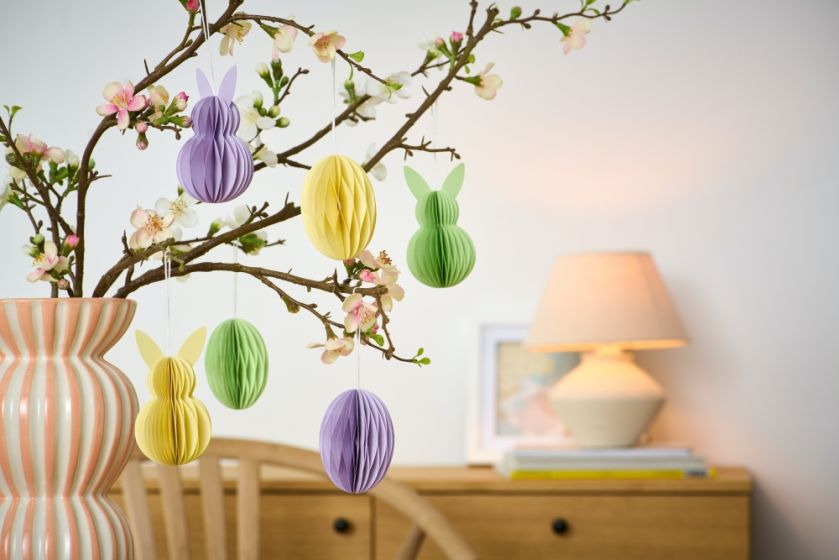 kolorowe ozdoby na wielkanocny stół