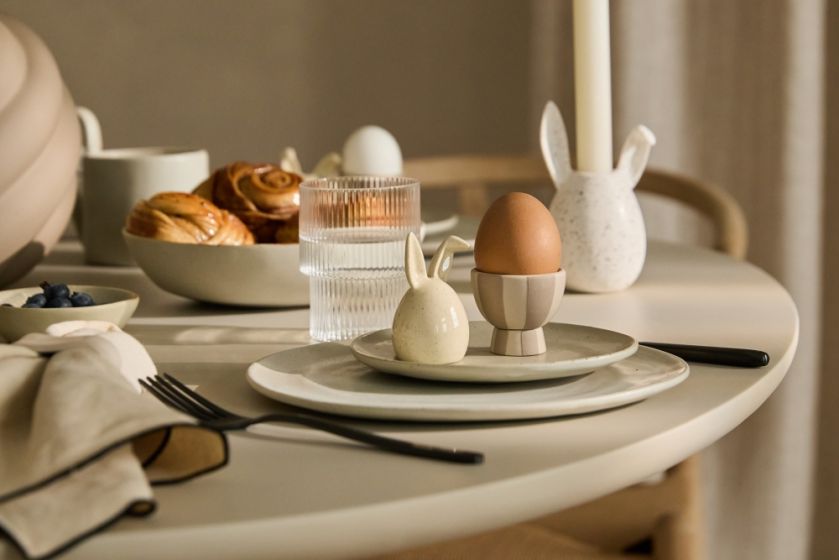 Stół na wielkanoc w skandynawskim stylu