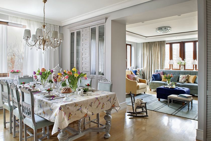 Stół wielkanocny to okazja do popuszczenia wodzy fantazji w kwestii dekoracji. Dozwolone są wszelkie pstrokate