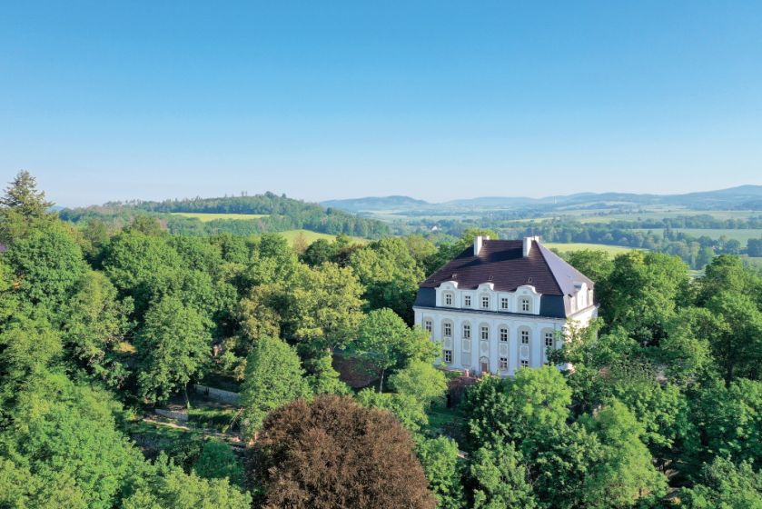 Barokowy pałac w Piszkowicach ukryty w zieleni