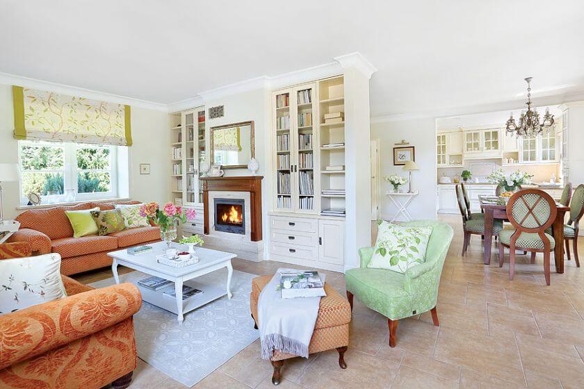 Parter to otwarta przestrzeń z wydzielonymi strefami: salonem z kominkiem, jadalnią i kuchnią.