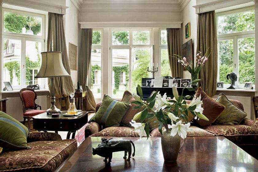 Pełen wiktoriańskich mebli. Neogotycka willa pod Warszawą