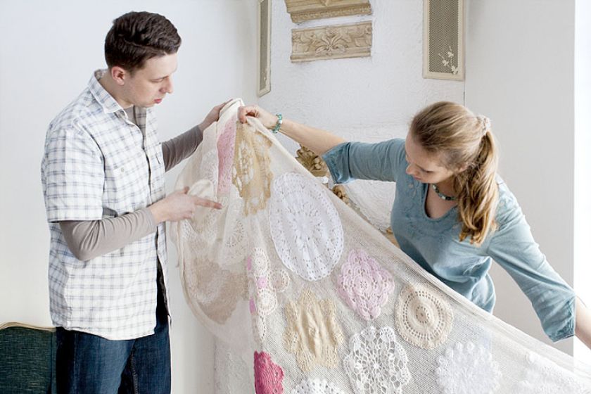 Pełno tu serwetek wydzierganych z kordonka: różowe i białe w sypialni, zielone w łazience, niebieskie w kuchni.