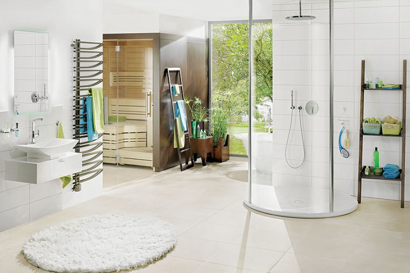 Piatto - emaliowany brodzik, od 13 938 zł. W głębi wanna Ellipso Duo Oval, od 9234 zł. KALDEWEI