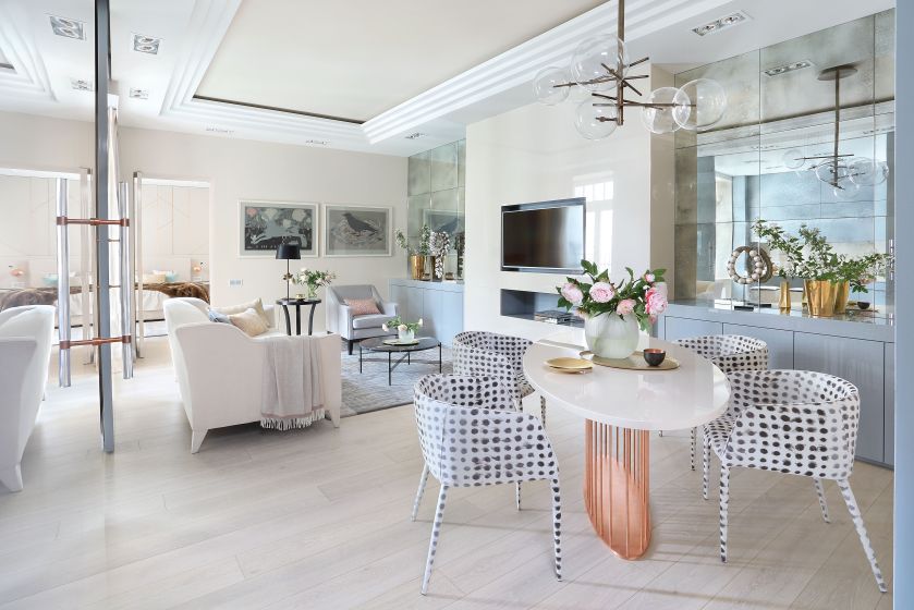 Piękne wnętrze w stylowej warszawskiej kamienicy. Wisi tu dużo przydymionych weneckich luster. Dzięki nim miejsca