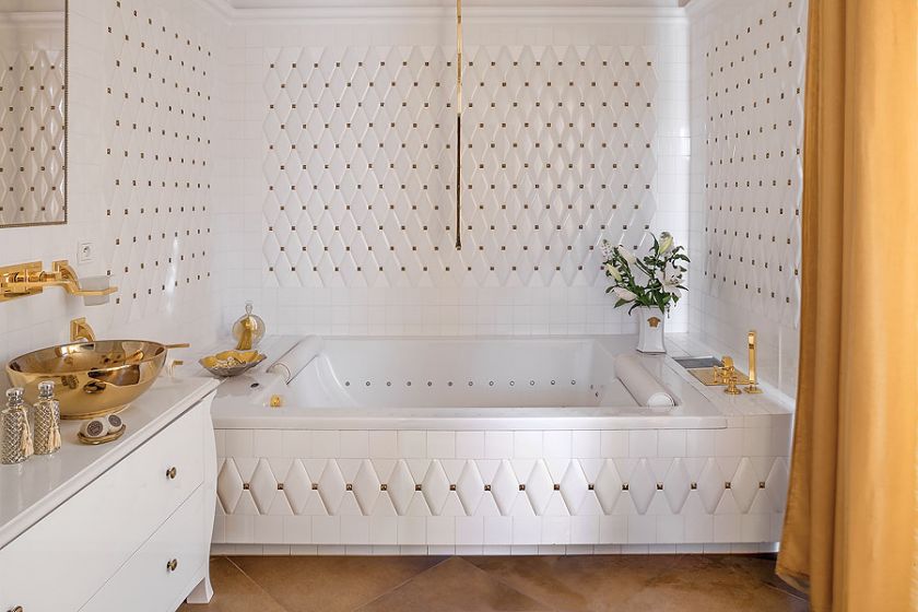 Pikowane kafelki w białej, eleganckiej łazience.