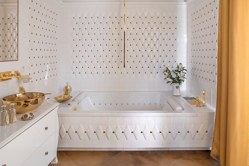 Pikowane kafelki w białej, eleganckiej łazience.