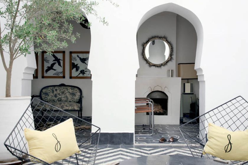 Płytki na dziedzińcu są czarno-białe, wokoło ciągnie się pas geometrycznego wzoru.