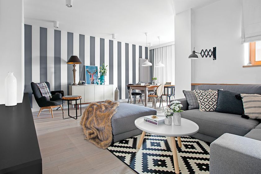 Po wyburzeniu kilku ścian powstała przestrzeń łącząca salon z kuchnią.