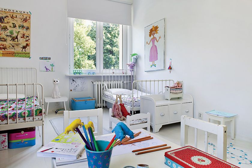 Pokój dziewczynek to miks marek, które łączy biel i dusza . Łóżka z IKEA, komody i szafki z Bloomingville.